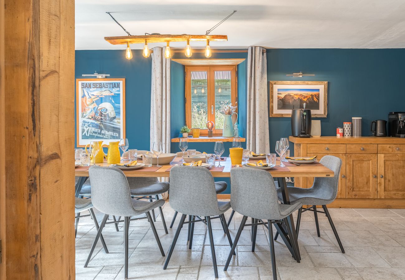 Chalet in Les Gets - Hot tub - Sauna - Minibus -Homely | 11+3 ppl | Ferme Liberte