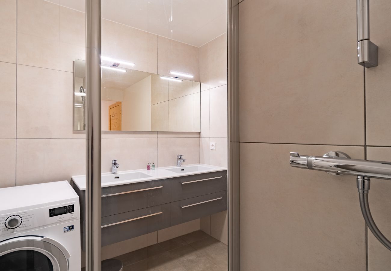 Apartment in Les Gets - Ski in Ski out - 2 ensuite Rooms | 4 ppl | -Django